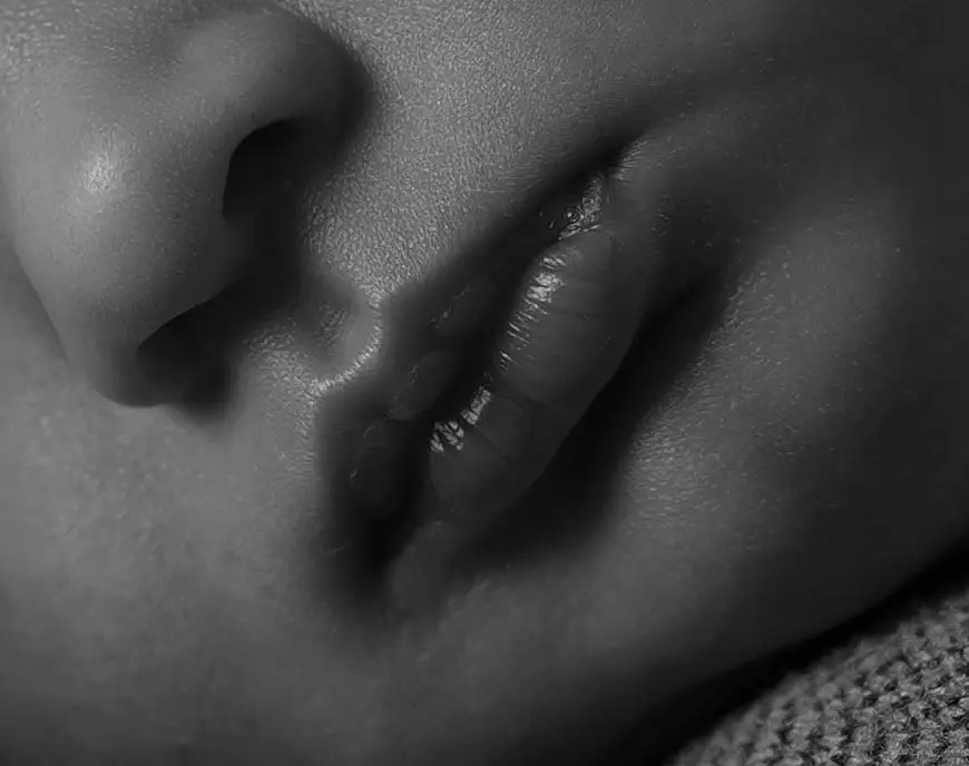 Nahaufnahme von Nase und Lippen eines Neugeborenen in Schwarzweiß