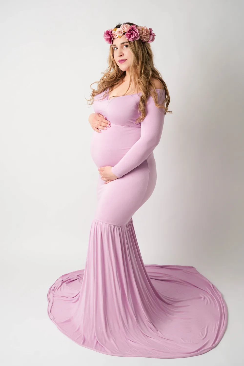 Babybauchporträt im bodenlangen rosa Kleid mit Schleppe und Blumenkranz