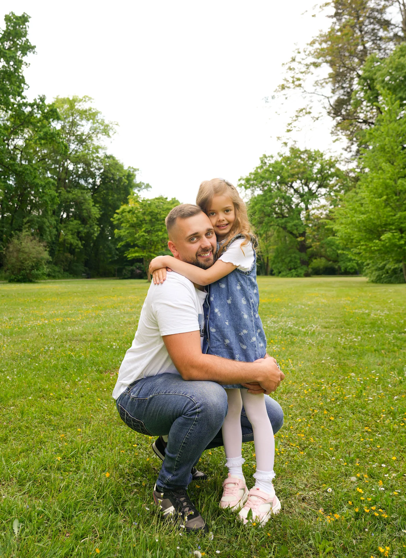 Familienfoto bei einem natuerlichen Familienshooting in Graz
