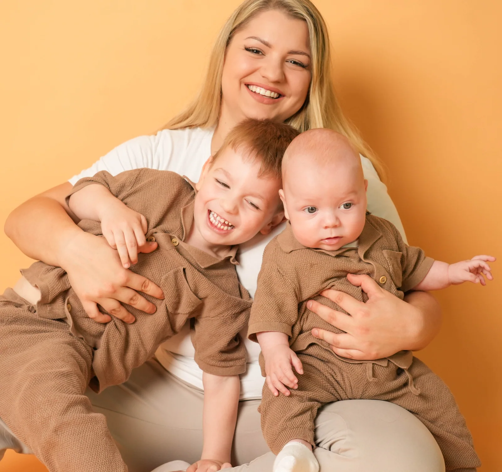 Familienfoto bei einem natuerlichen Familienshooting in Graz