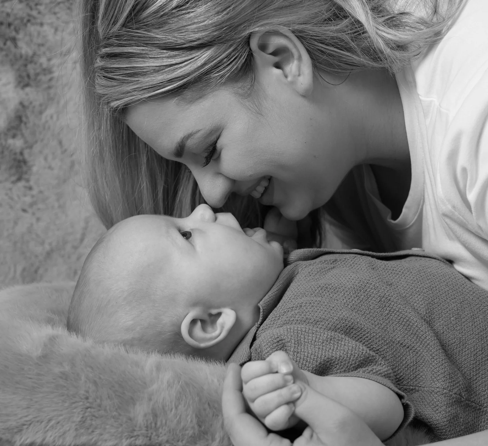 Familienfoto bei einem natuerlichen Familienshooting in Graz